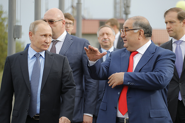 El multimillonario ruso Alisher Usmanov y Vladimir Putin