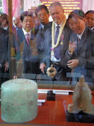 Art collector Douglas Latchford (centre), with Cambodian deputy Prime Minister Sok An (left), looks at decorations from the Angkor period (12th-13th centuries AD) at the National Museum of Cambodia in Phnom Penh on June 12, 2009. Image: Tang Chhin Sothy/AFP via Getty Images