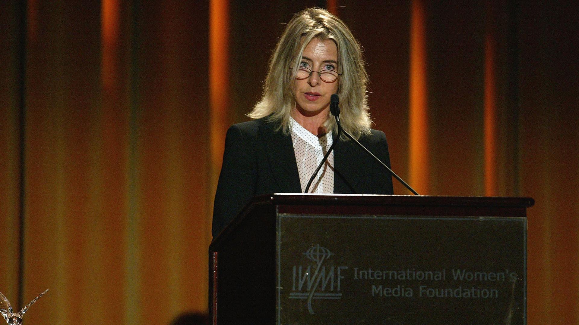 Gwen Lister accepting an award in 2004