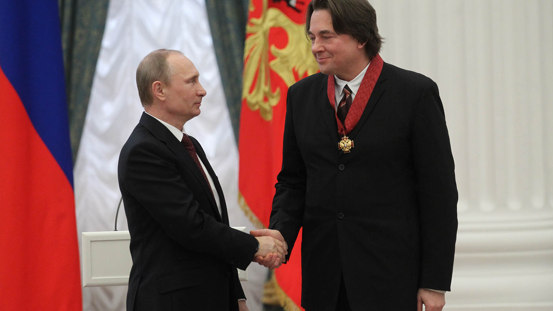 Photo of Vladimir Putin shaking hands with Konstantin Ernst