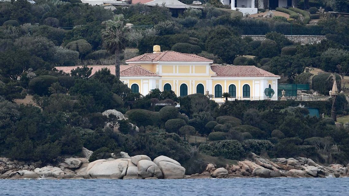 Photo showing seaside villa