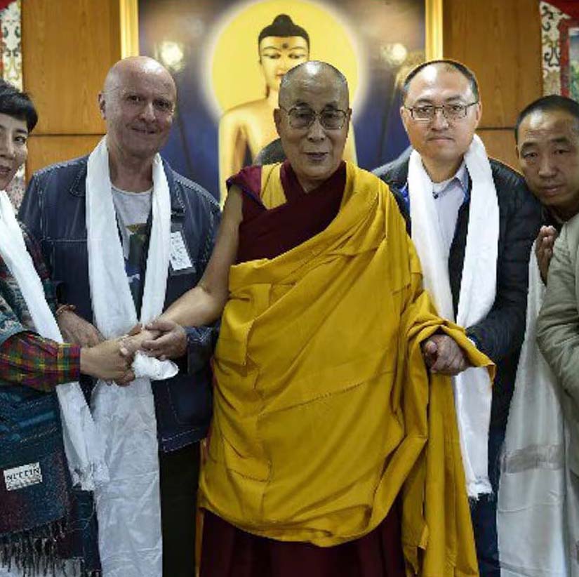 Photo of Guo Jian standing beside the Dalai Lama