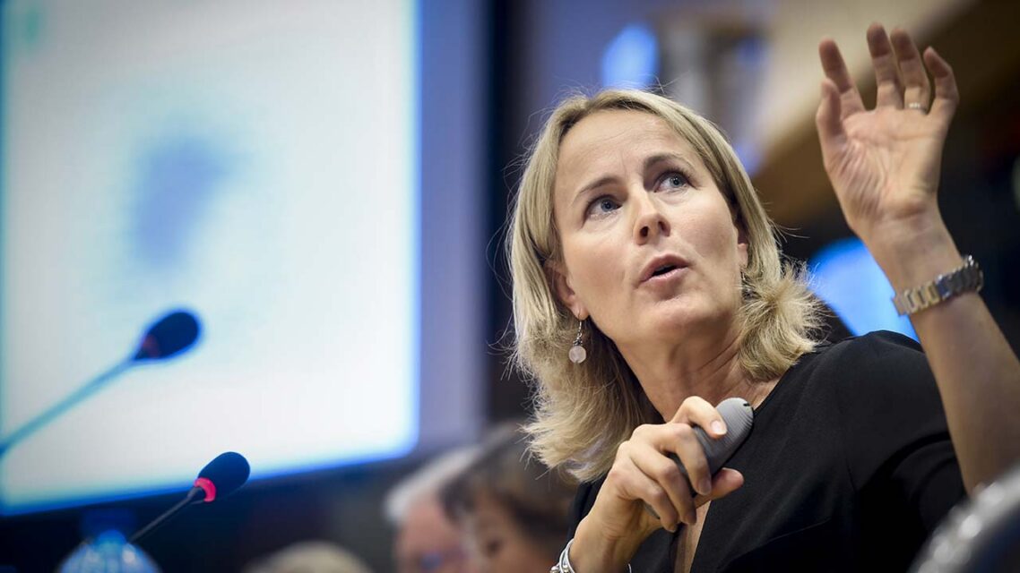 Photo of Minna Knus Galan speaking into a microphone.